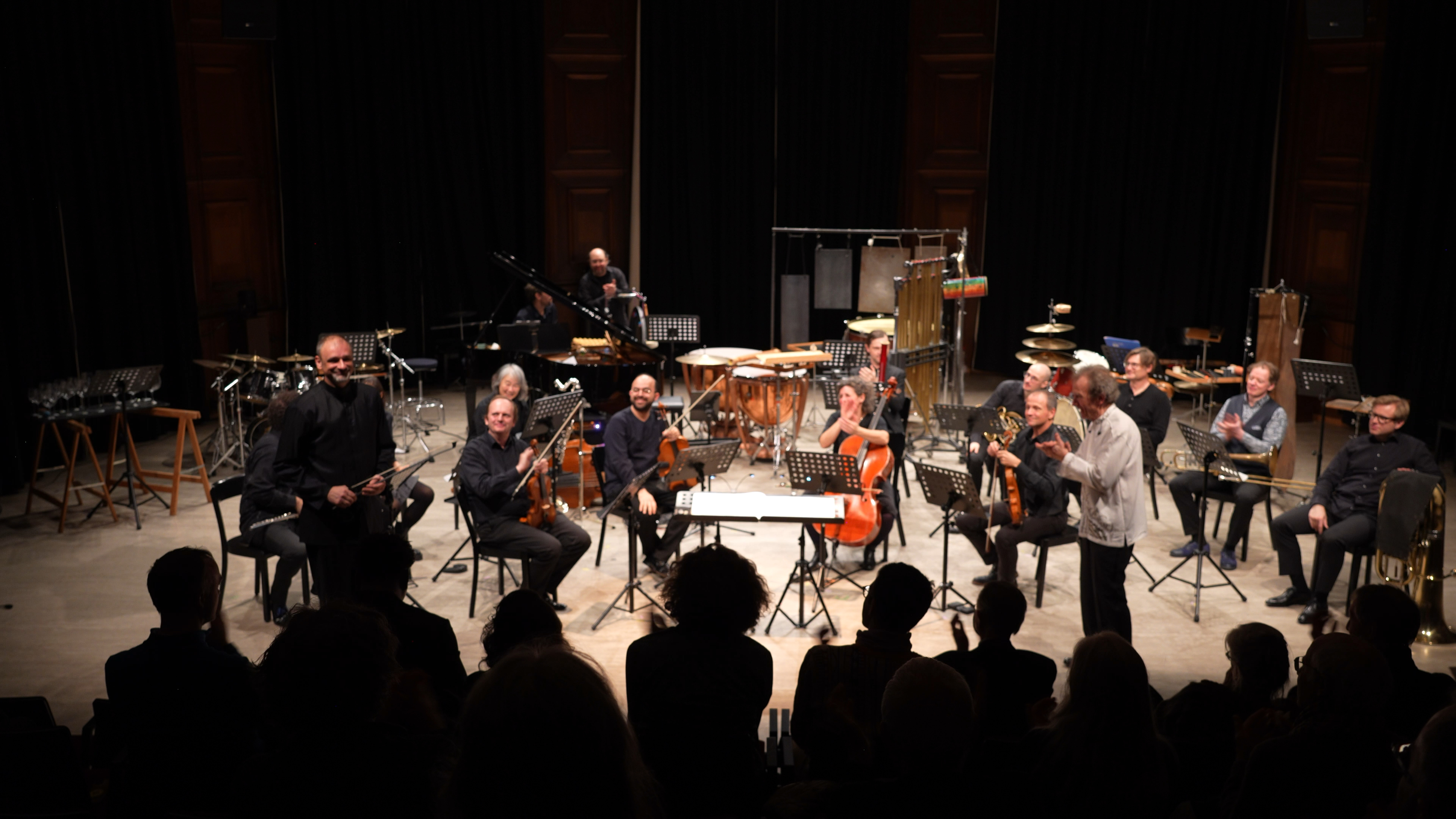 Aleksander Gabryś et Ensemble Phoenix Basel sur scène après une interprétation de Rio, mon Rio.