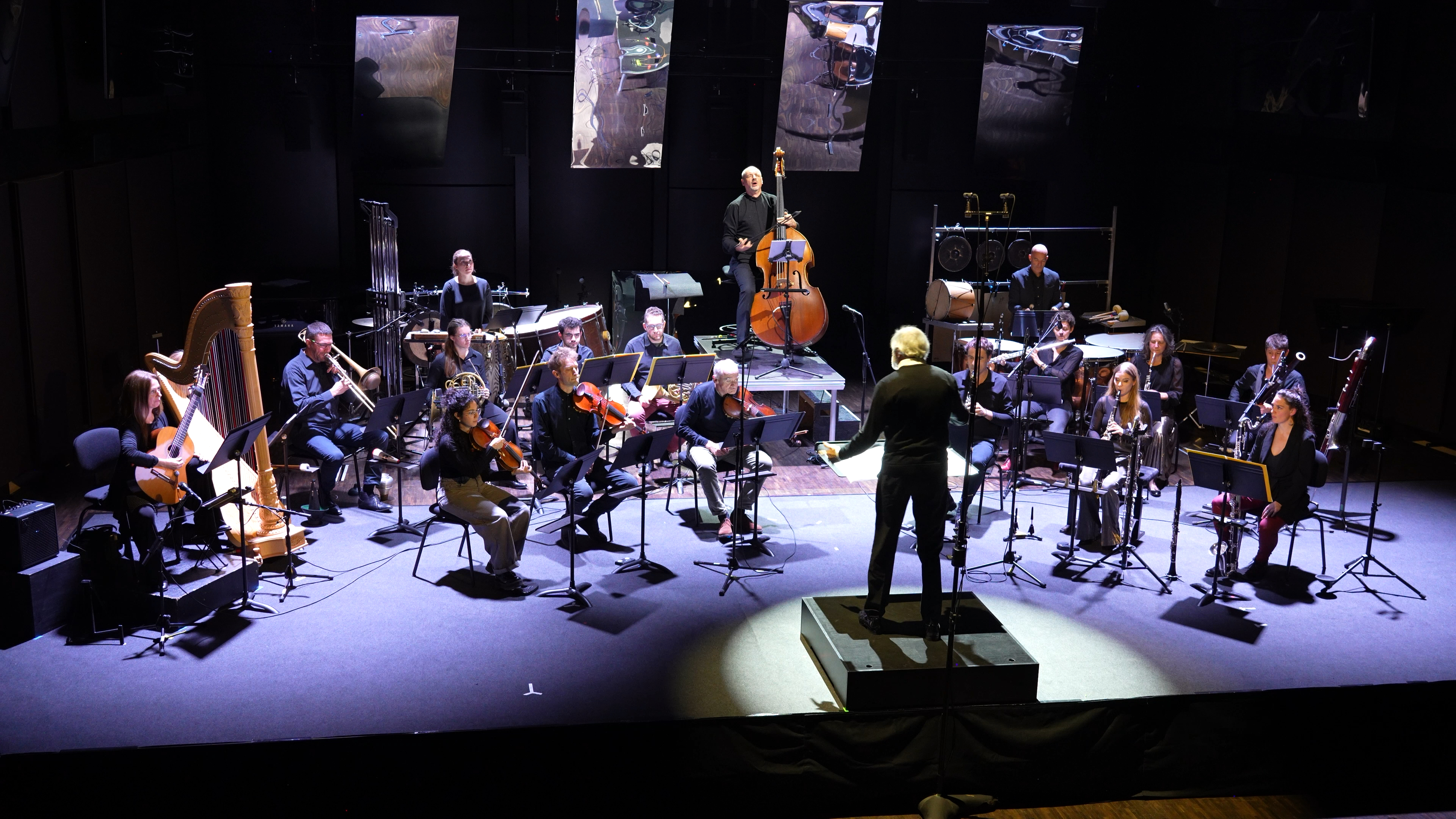 Aleksander Gabryś interprétant le concerto pour contrebasse de Klaus Huber avec Ensemble Contrechamps à Genève.