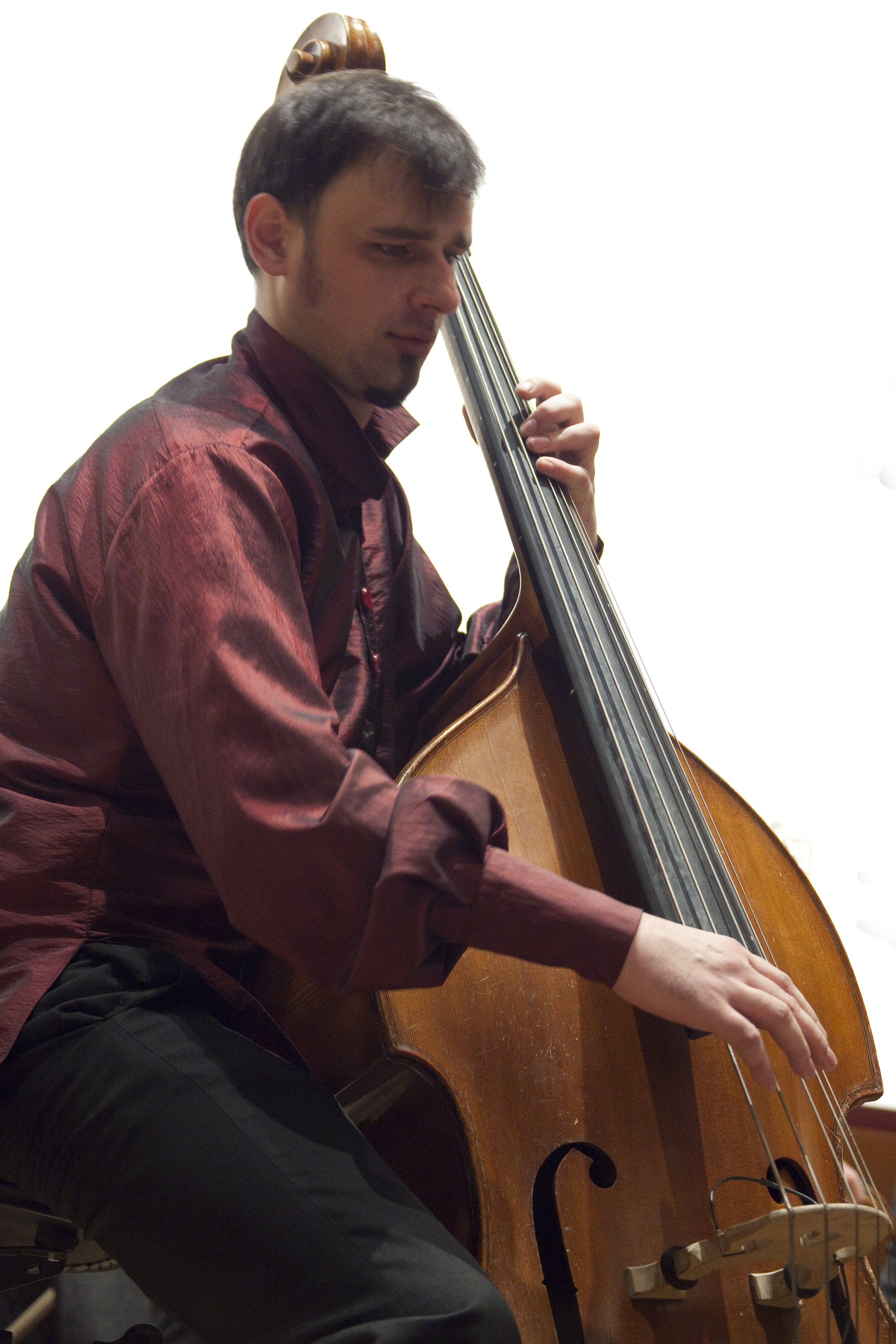Portrait d’Aleksander Gabryś avec la main près du visage à Katowice, février 2009.